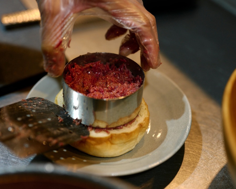 低温調理の「極上レアトロ食感」ハンバーガー販売決定！12/10から