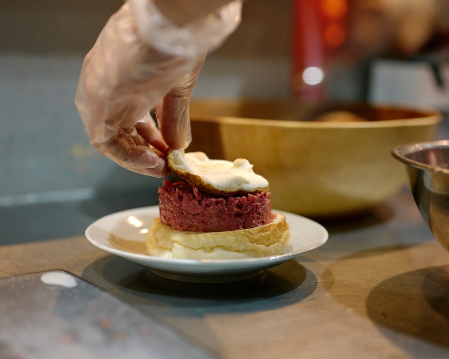 低温調理の「極上レアトロ食感」ハンバーガー販売決定！12/10から