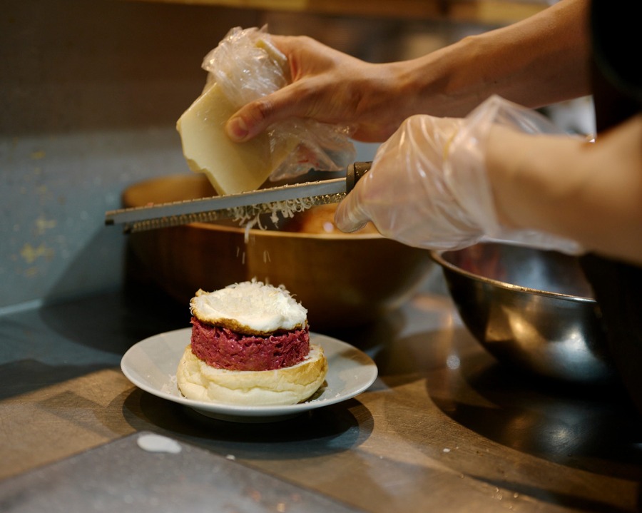 低温調理の「極上レアトロ食感」ハンバーガー販売決定！12/10から