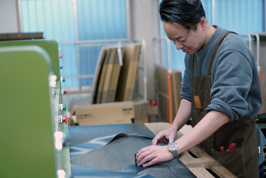 甲冑を彷彿とさせる独特のデザインが特徴　村瀬鞄行の革新ランドセル　