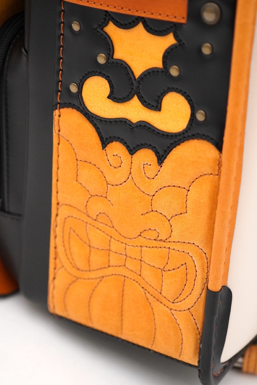 甲冑を彷彿とさせる独特のデザインが特徴　村瀬鞄行の革新ランドセル　