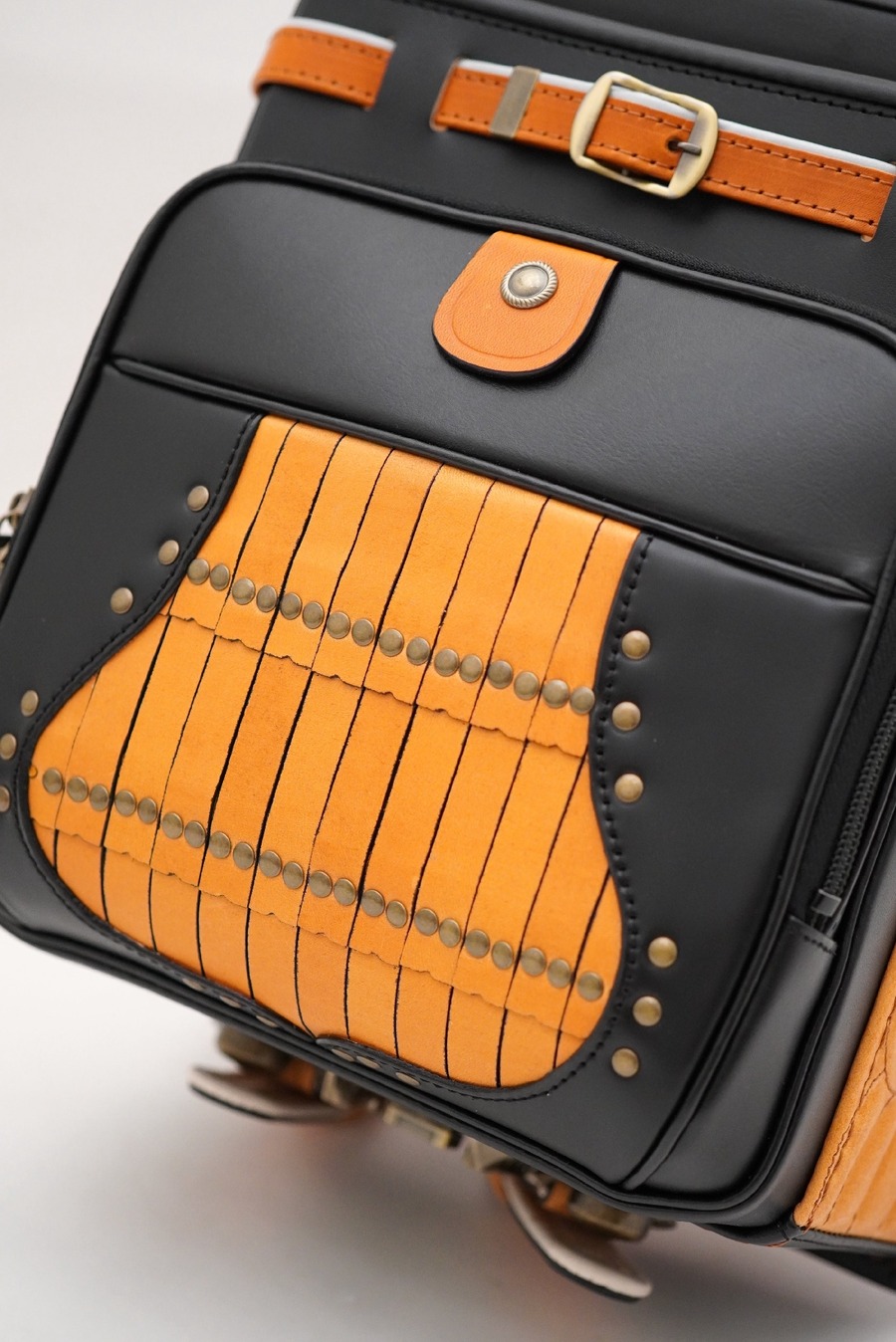 甲冑を彷彿とさせる独特のデザインが特徴　村瀬鞄行の革新ランドセル　