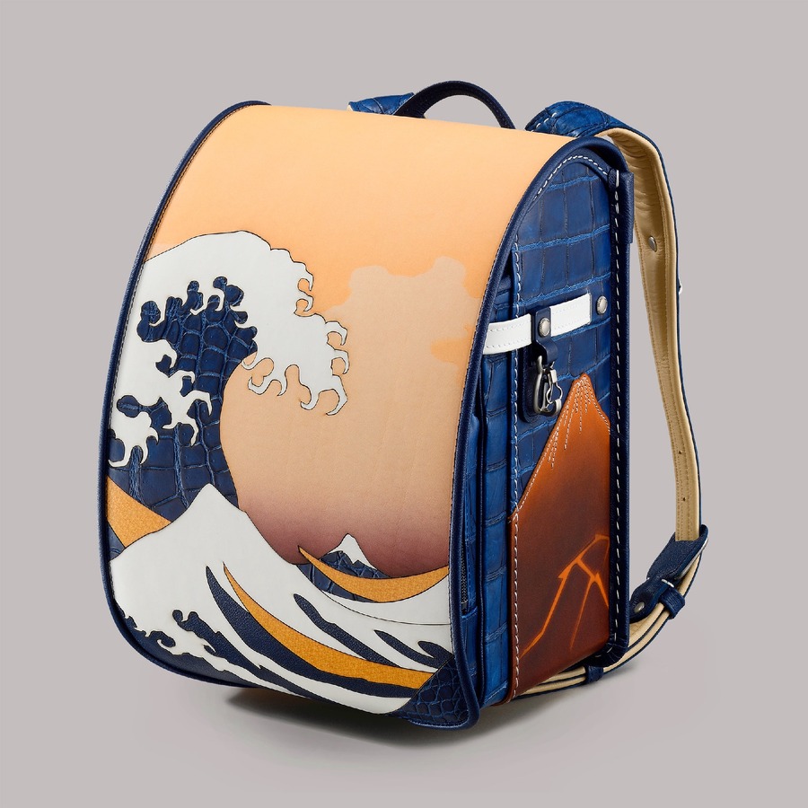 甲冑を彷彿とさせる独特のデザインが特徴　村瀬鞄行の革新ランドセル　