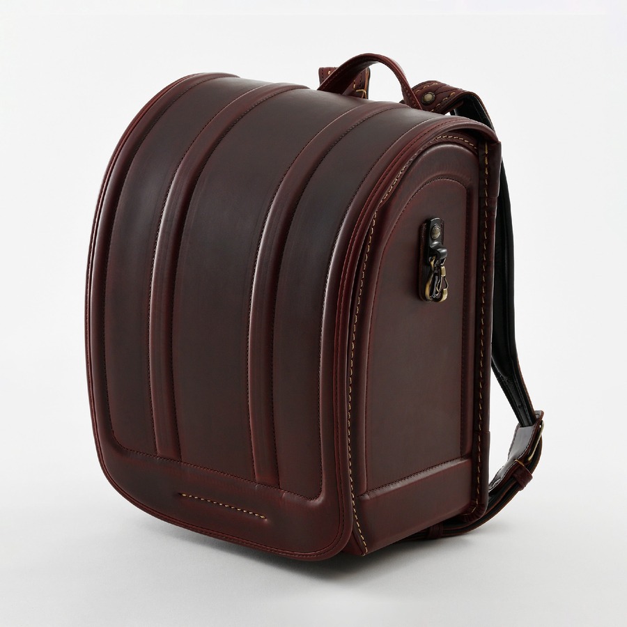 甲冑を彷彿とさせる独特のデザインが特徴　村瀬鞄行の革新ランドセル　