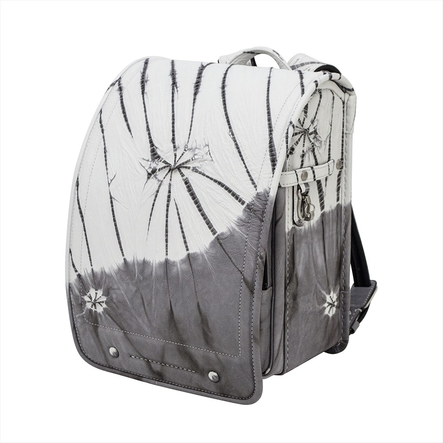 甲冑を彷彿とさせる独特のデザインが特徴　村瀬鞄行の革新ランドセル　