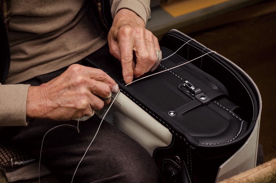 甲冑を彷彿とさせる独特のデザインが特徴　村瀬鞄行の革新ランドセル　