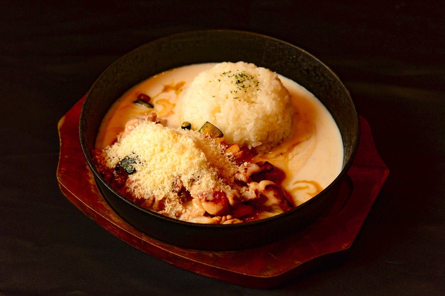 やっぱりステーキ、冬限定！「ホワイトソースなチキンプレート」サラダ、ライス、スープの食べ放題付き