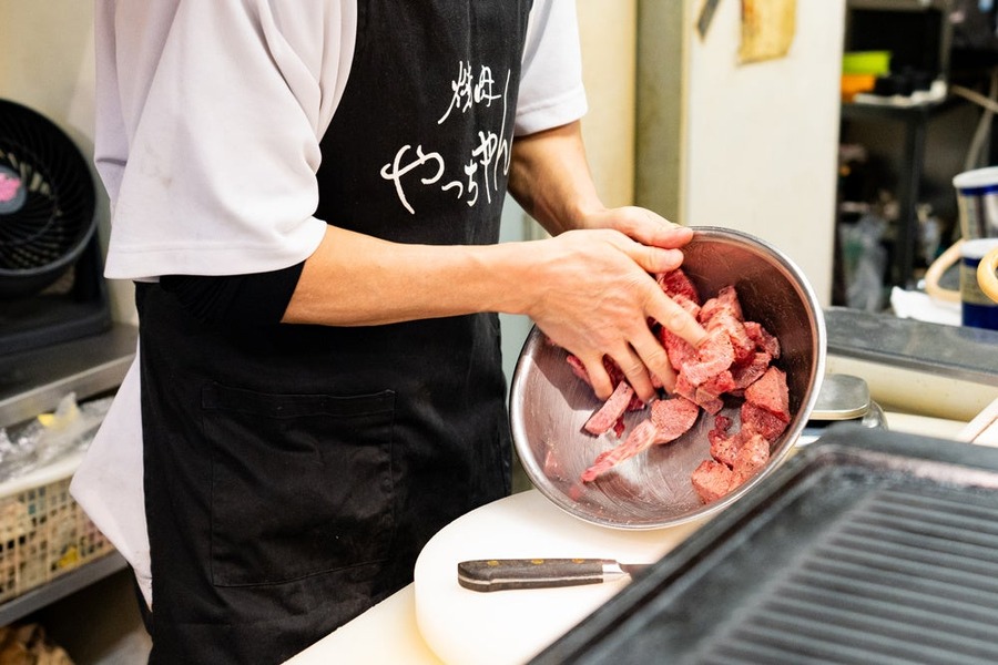 厚切り肉が名物の「焼肉やっちゃん（関西百名店！)」神田に初上陸