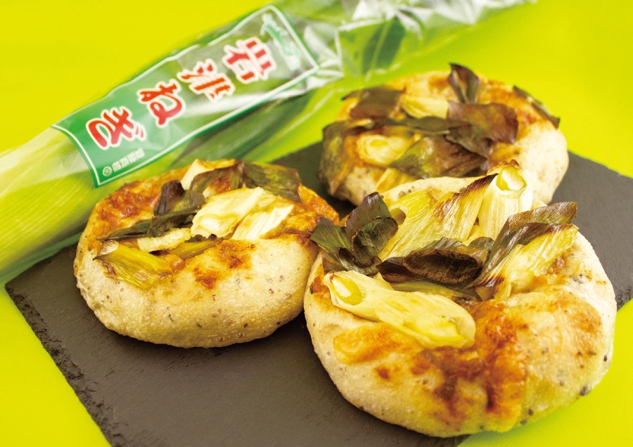 和洋のハーモニーが楽しめるパンが登場！　フレッズカフェの新作「おかきクロワッサン」