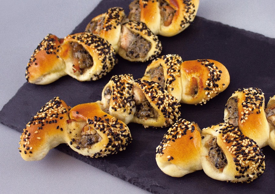 和洋のハーモニーが楽しめるパンが登場！　フレッズカフェの新作「おかきクロワッサン」