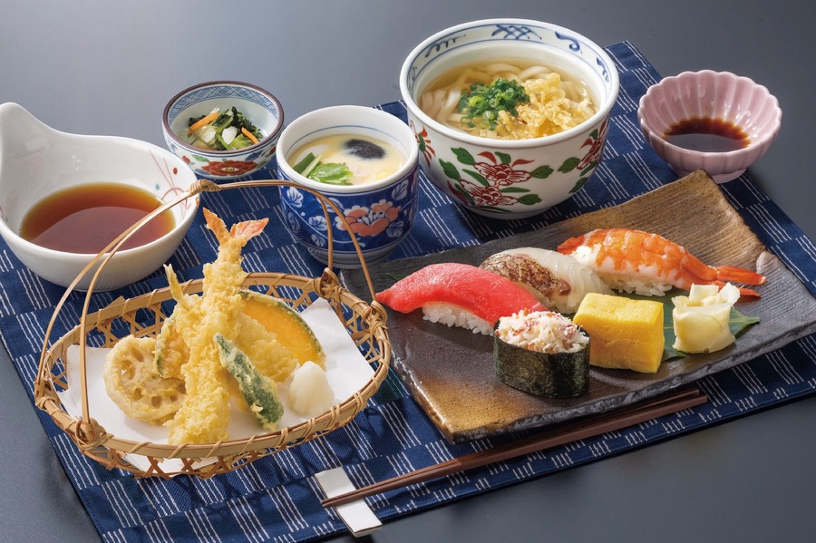 半額！最大385円引き！盛りだくさん「すかいらーくアプリ」お年玉クーポン（1/7-22）