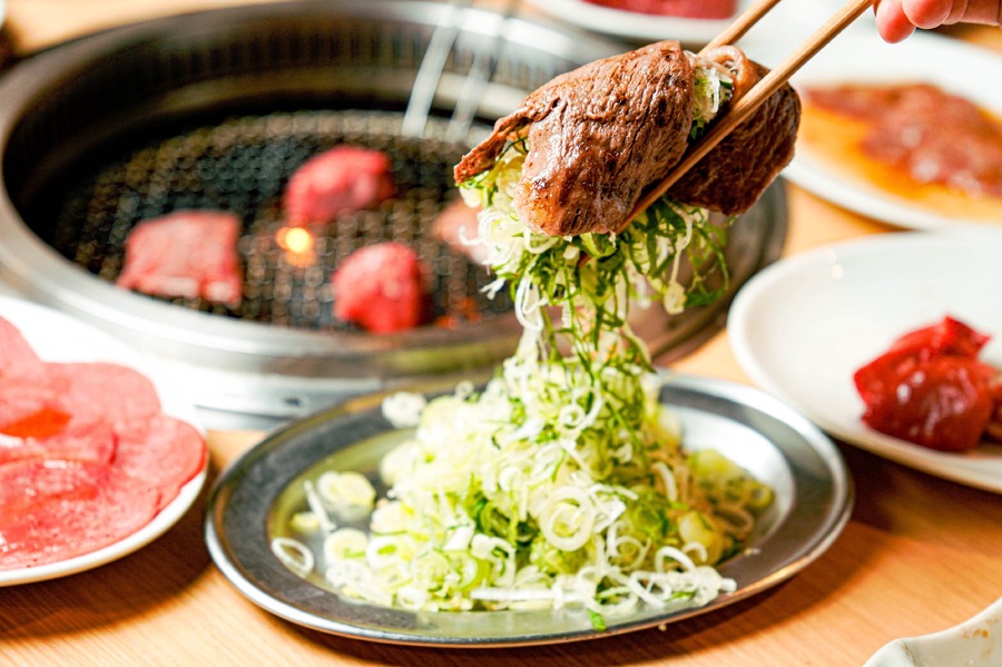 「肉問屋直送 焼肉万里」が10周年キャンペーン開催！手切り焼肉をお得に堪能