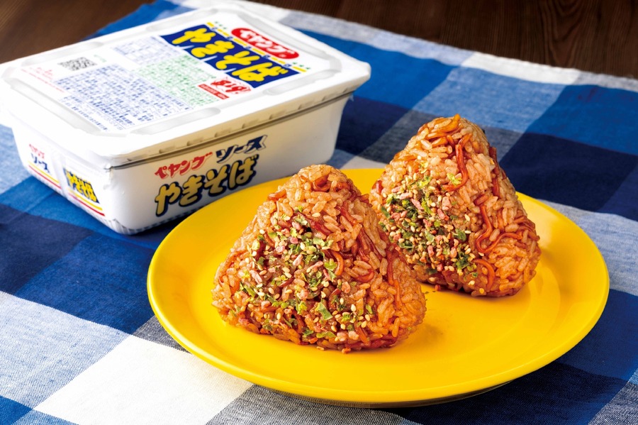 絶対においしい！ペヤング×オリジン　ソースやきそば味の「おにぎり」「とり天」