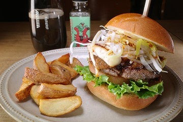 【こだわりのメニューにはこだわりのドリンクを】ハンバーガーとコーラの新たな出会い