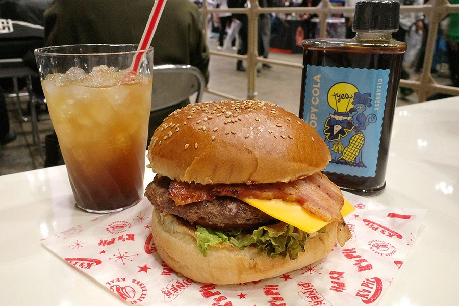 【こだわりのメニューにはこだわりのドリンクを】ハンバーガーとコーラの新たな出会い