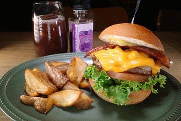 【こだわりのメニューにはこだわりのドリンクを】ハンバーガーとコーラの新たな出会い