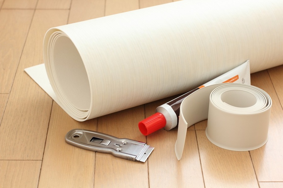 やってみると意外と出来る。壁紙、フローリングはDIYで修理して、財布も気分もルンルン。