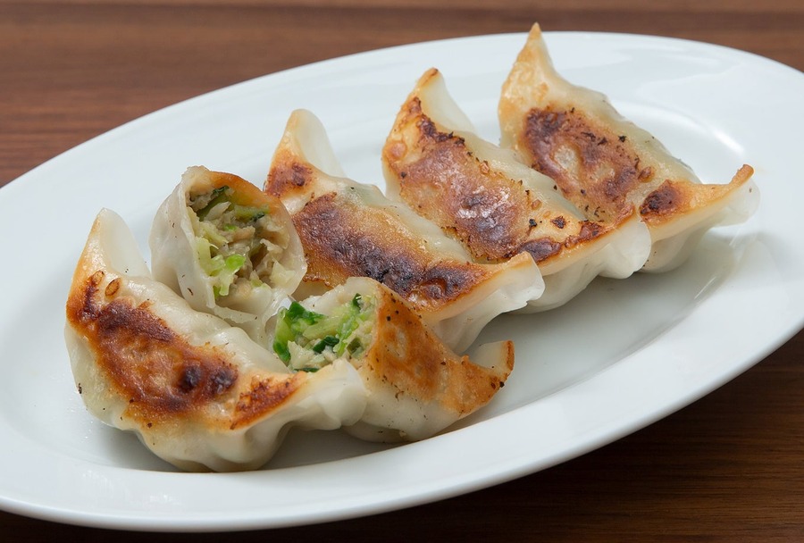 【餃子を買うと日清本麺がもらえる！】日清食品とバントウが異色コラボ！「町中華 餃ラー定食」キャンペーン開始