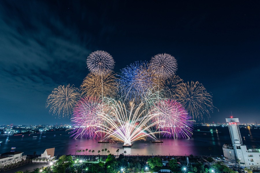 【２年ぶりに復活】 ”名港水上芸術花火” 名古屋港の風物詩、1万3千発の花火が夜空を彩る