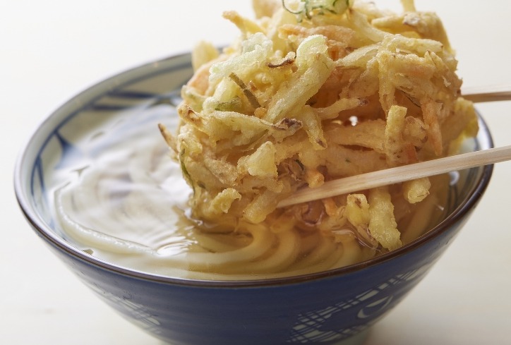 【推しのかき揚げに清き一票を】丸亀製麺、「かき揚げ総選挙2025」を開催中　かき揚げポーチ・500円引きクーポンが当たるかも