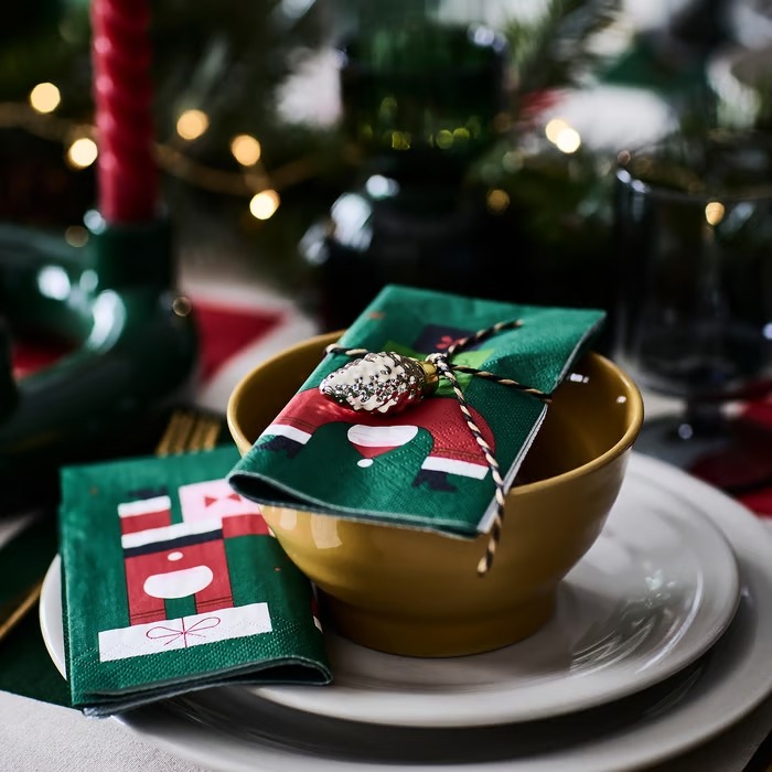 【IKEA】クリスマス特集2025｜サンタ柄の紙ナプキンやエプロンなど200円台～買えるプチプラアイテムが勢揃い！