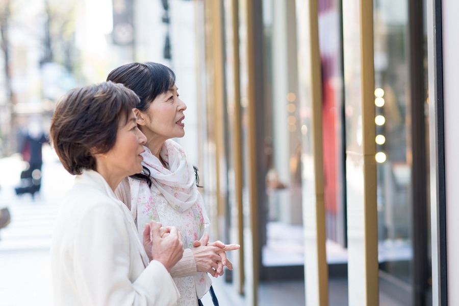 60歳になったら「シニア割」を確認しないと損。「大人料金が半額」「5％オフで買い物」電車も飛行機も安くなる。