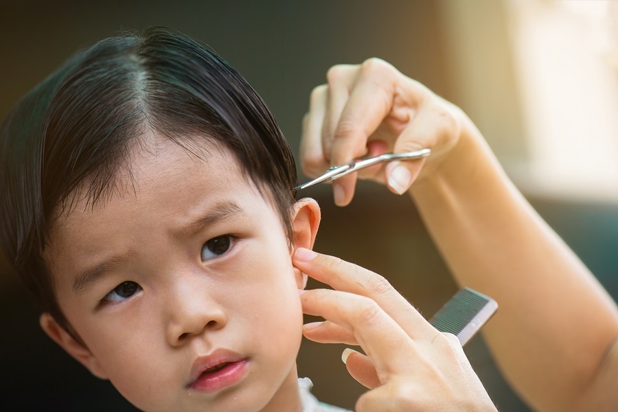 子供の髪を切る