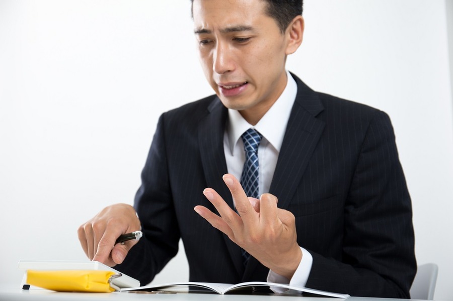 「レ点」1つでバレる…サラリーマンの副業が「会社バレ」する7つのケースとその対応策について解説します。