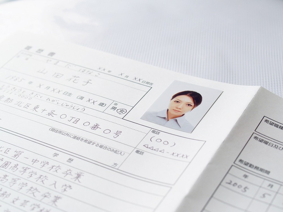 スピード証明写真機よりさらに安く節約できる　バイトやパートの履歴書に貼る「証明写真」の撮り方3選