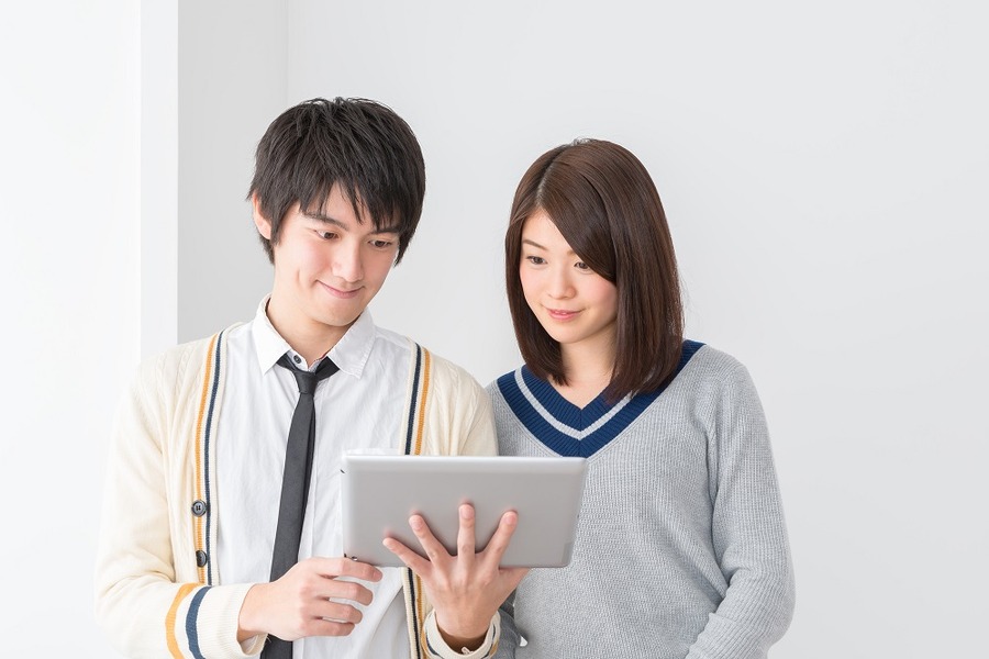 10代で就職すると年金に加入するのに、10代で結婚しても加入しないのはなぜ？