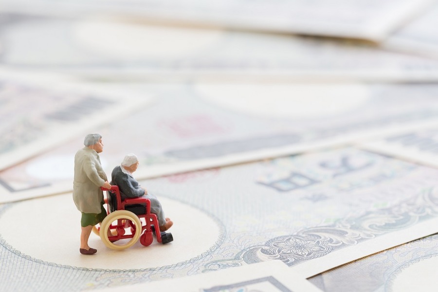世帯所得 ≦ 33万円だと8.5割軽減となる「後期高齢者医療保険」　国保との違いや、段階的な改正に注意すべき点をまとめました。