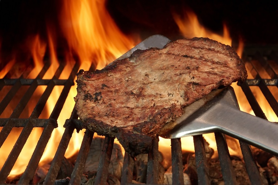 株主優待でお肉をガッツリ食べよう。人気の4社をご紹介します。