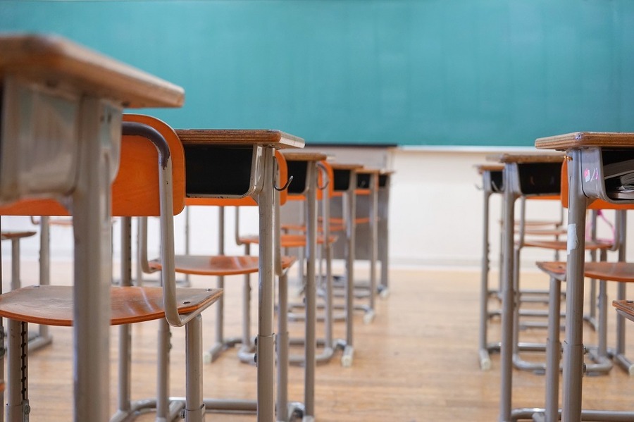 自主夜間中学などで学ぶ人は約7,400名もいる。給食や学校行事もある「夜間中学」の実態とは。