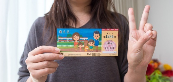 ただ預金するだけではもったいない　地方銀行や信用金庫などが販売する「宝くじや特産品」などのプレゼントが付いた「定期預金」が人気です