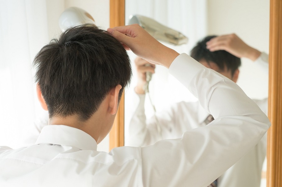 「美容院に行くのはまだ早い…」と思うくらいに伸びてきた髪を、うまいこと対処する方法