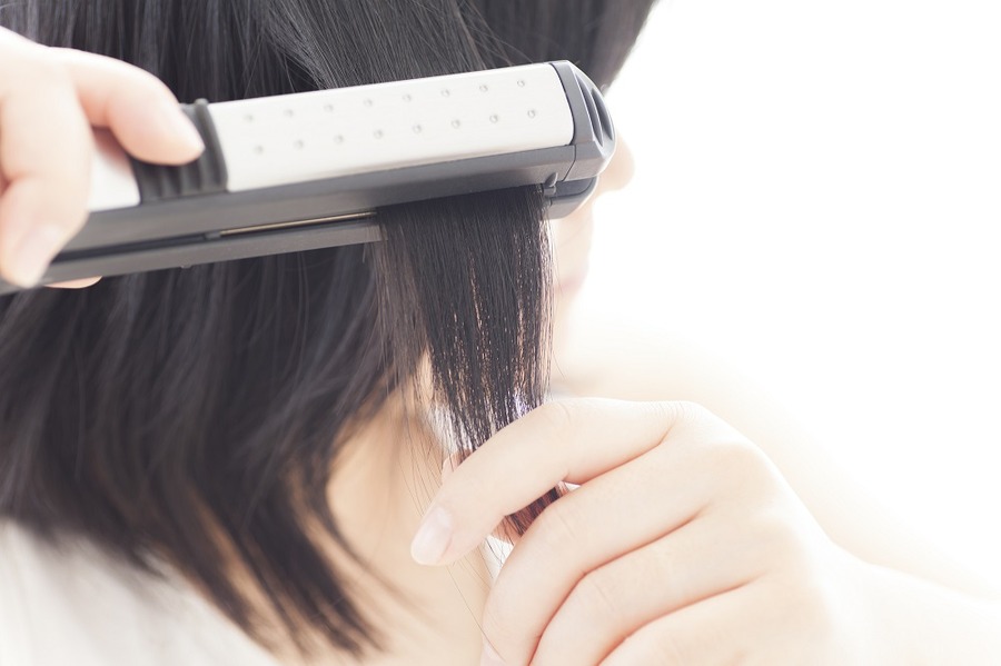 「美容院に行くのはまだ早い…」と思うくらいに伸びてきた髪を、うまいこと対処する方法