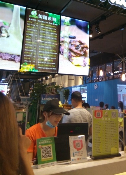 中国ではモバイル決算でキャッシュレスが浸透　店舗はもちろん、シェアアンブレラの支払いも