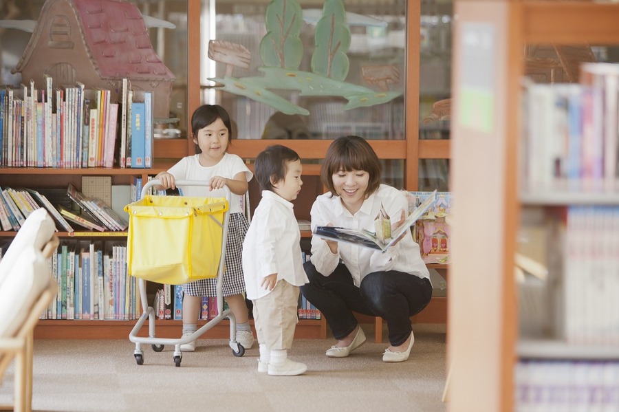 お金をかけずに、本好きな子どもに　イマドキ図書館は紙芝居や海外絵本、電子書籍までそろっています