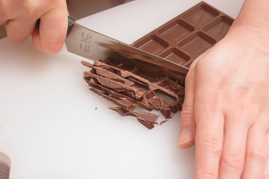 バレンタインを楽しもう！　簡単おしゃれラッピングは「無印良品のクラフト紙」、おまけが人気「デジレー」のチョコ。