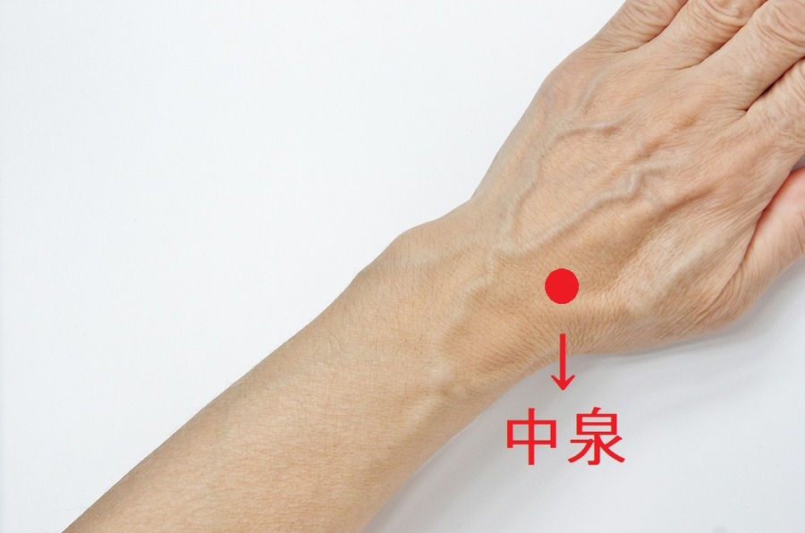 【寒さ対策】 お金をかけずに体を温める方法（靴下、入浴剤、ツボ、布団の使い方などを紹介）