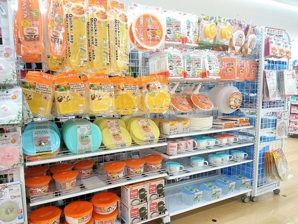 100均にズラリと並ぶ調理グッズの実力は？　実際に調理して検証しました（ラーメン・ごはん・だし巻きたまご編）