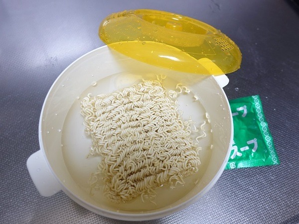 100均にズラリと並ぶ調理グッズの実力は？　実際に調理して検証しました（ラーメン・ごはん・だし巻きたまご編）