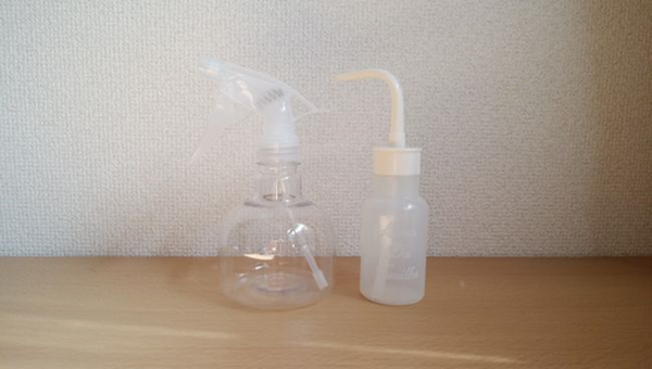 真っ白＆クリアカラーでコンパクトな霧吹きと水差し