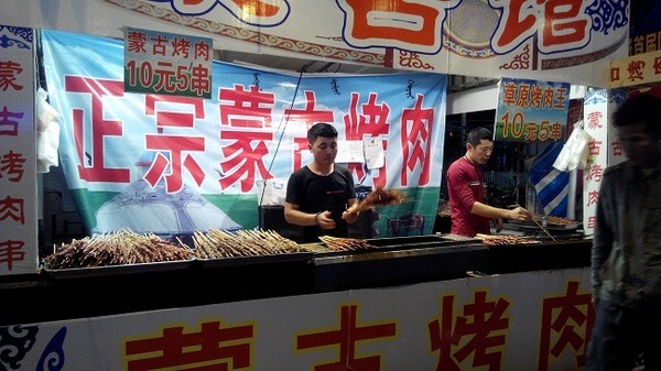 ローカル屋台では、ぴったりの金額を出すのがコツです。