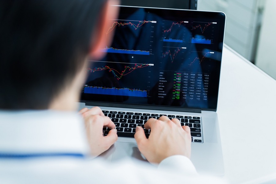 会社四季報の業績などから分析する方法がファンダメンタル分析