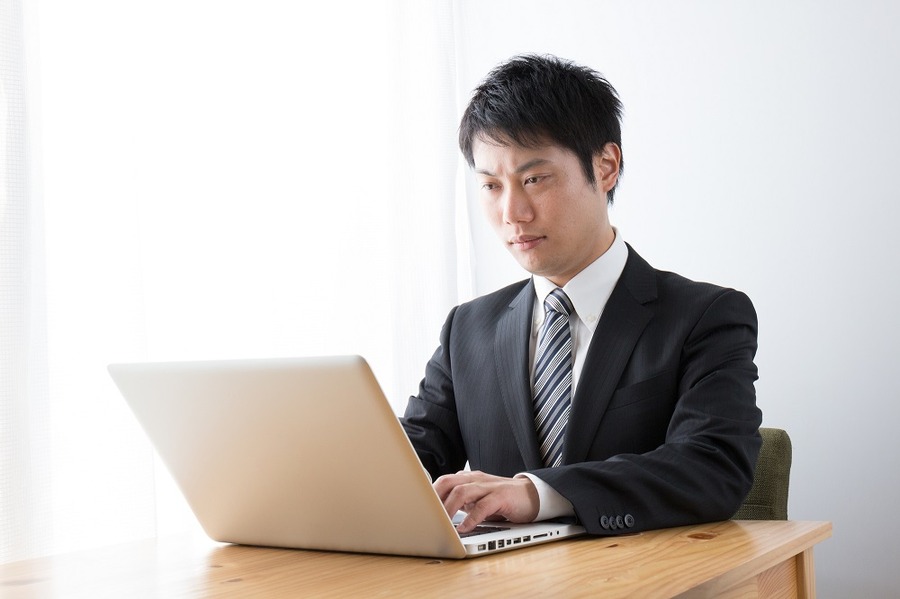 アナリストの評価をチェック