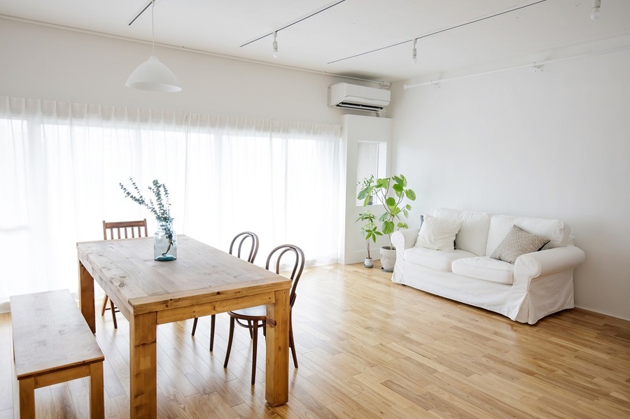 ホームステージングとは、売り出し中の家やマンションの室内を家具や照明、小物やグリーンなどでモデルルームのように室内を演出するサービス