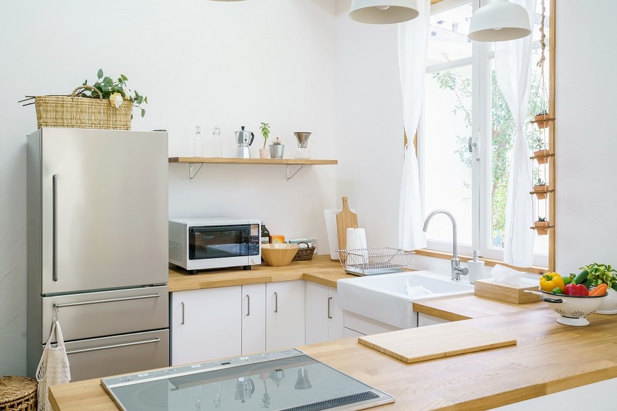 ホームステージングとは売り出し中の家やマンションの室内を家具や照明、小物やグリーンなどでモデルルームのように室内を演出するサービス