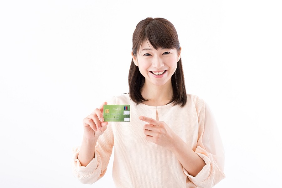 カードを持っている女性