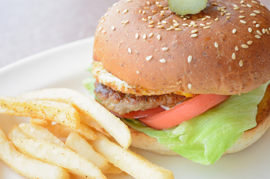 ハンバーガーやフライドチキン、フライドポテトのようなジャンクフードは食べない